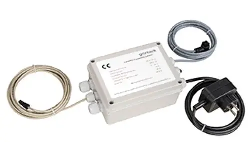 Potentialfreie Pegelmeldung von Grünbeck in einem grauen Gehäuse mit mehreren Anschlusskabeln und einem Netzstecker.